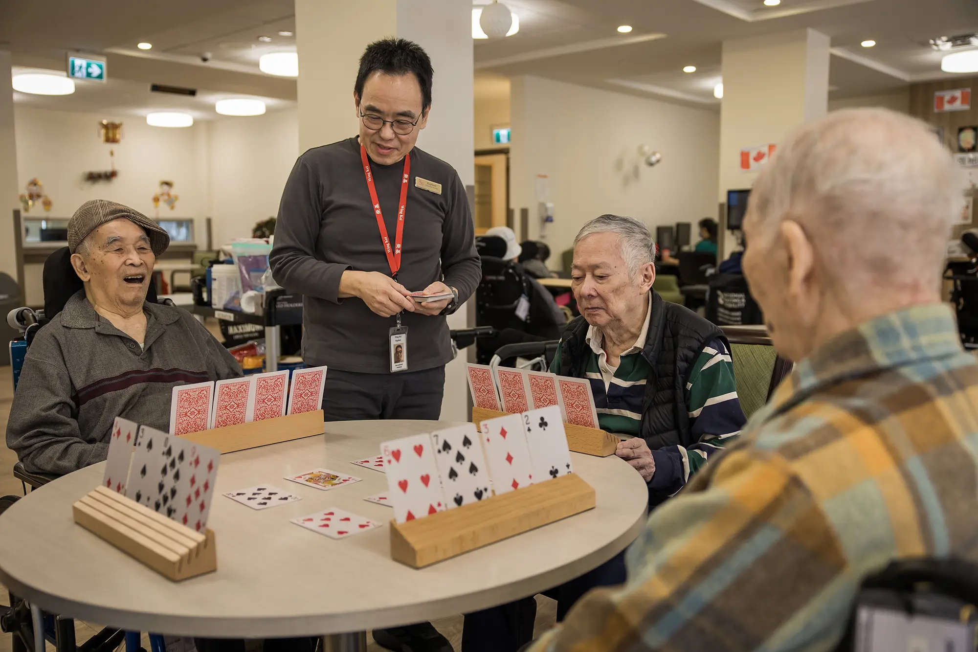 Resident and staff at table at Wing Kei Greenview